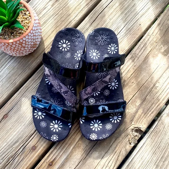 Vionic Jodie Strappy Sandal Black Patent Leather Chantily Lace Design Sz 8 - Picture 1 of 13